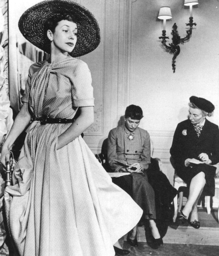 Carmel Snow (on the right) at the presentation of Dior’s 1947 collection. 