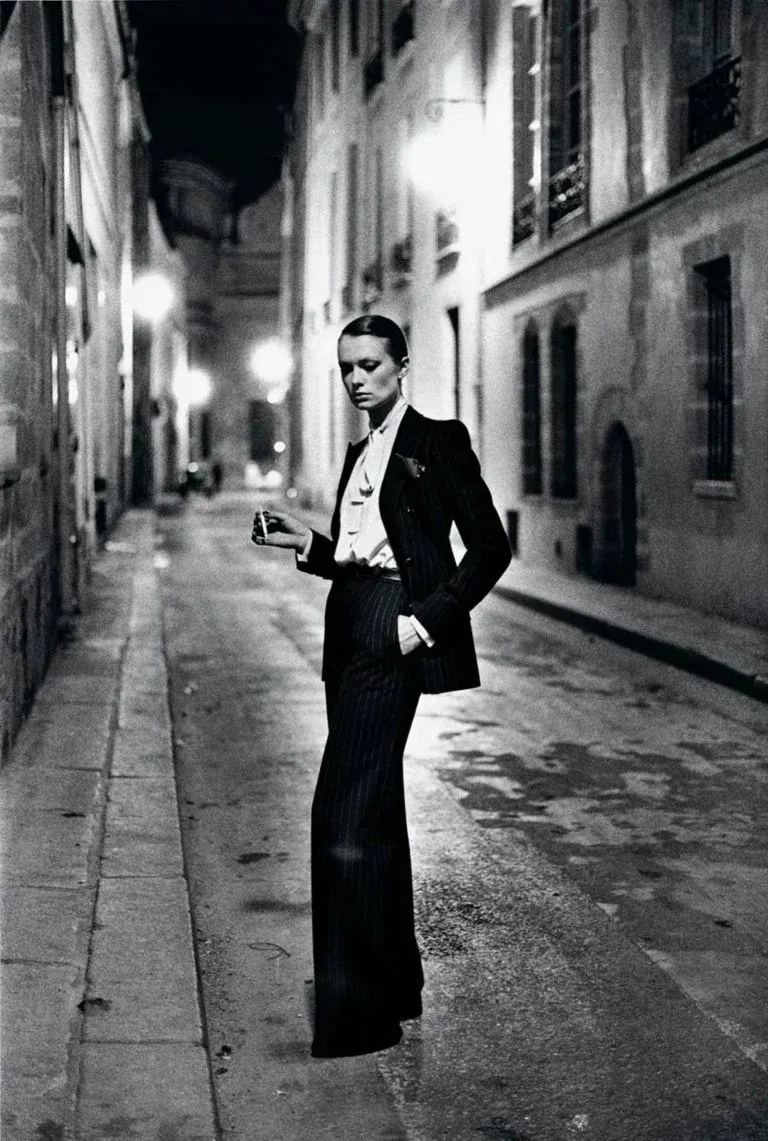 Glam Observer Blogger Giada Graziano:Helmut Newton (1920 - 2004) black and white photo of a woman having a cigarette 