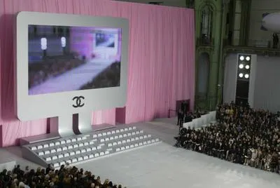 runway with audience 